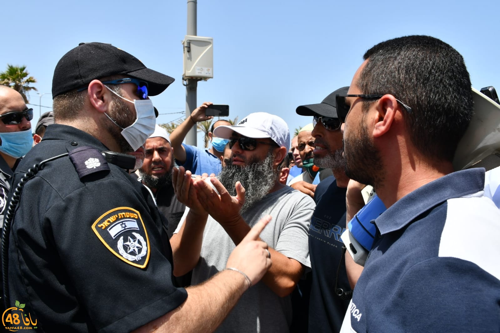 فيديو: شباب يافا يحاولون الدخول الى أرض مقبرة الاسعاف لإخراج العمال 